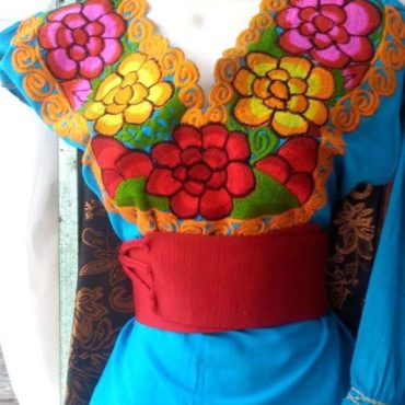 Blusa artesanal flores bordada a mano al mayoreo — Imagen 1